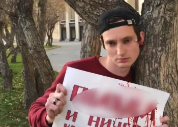 Блогер из Новосибирска прибил свое ухо к дереву на фоне оперного театра