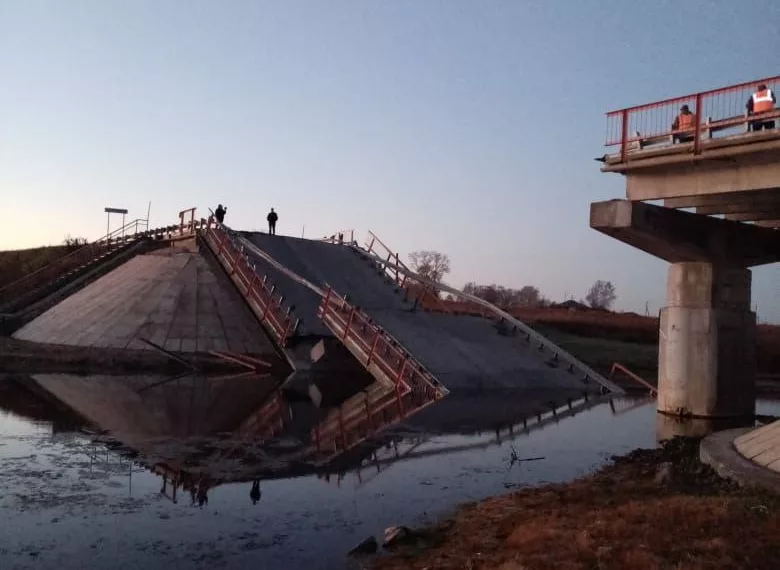 В Новосибирской области обрушился автомобильный мост