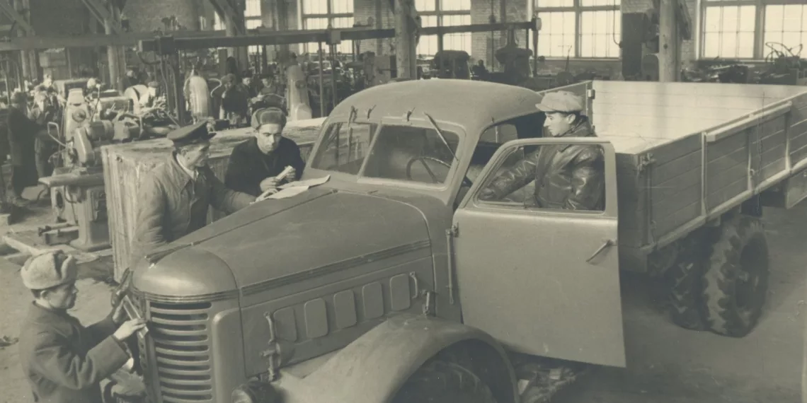 Фотография из прошлого вернулась на автомобильный завод в город-побратим Новосибирска спустя 75 лет