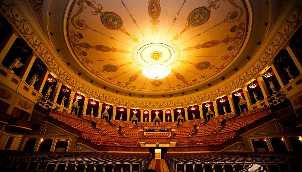 НОВАТ потратит 4,3 млн рублей на концерт французского дирижера и оперной певицы из Австрии