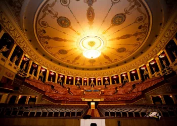 НОВАТ потратит 4,3 млн рублей на концерт французского дирижера и оперной певицы из Австрии