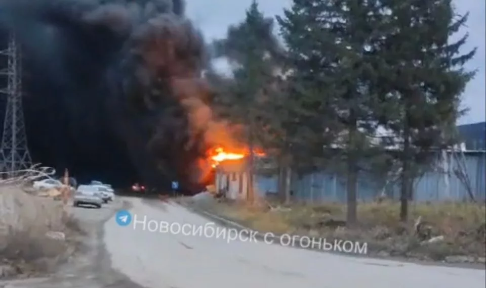 В районе Западного жилмассива сгорела пристройка на складе