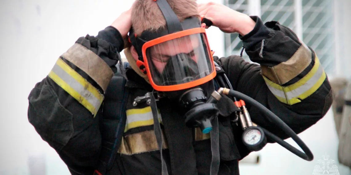 Пожарные сняли с крыши горящей бани сибирячку в Октябрьском районе