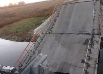 Власти назвали причину обрушения моста под Новосибирском