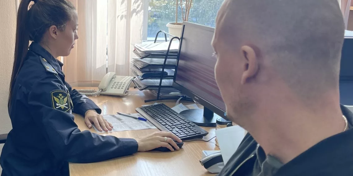 Новосибирец накопил долги, а оплачивать их пришлось брату