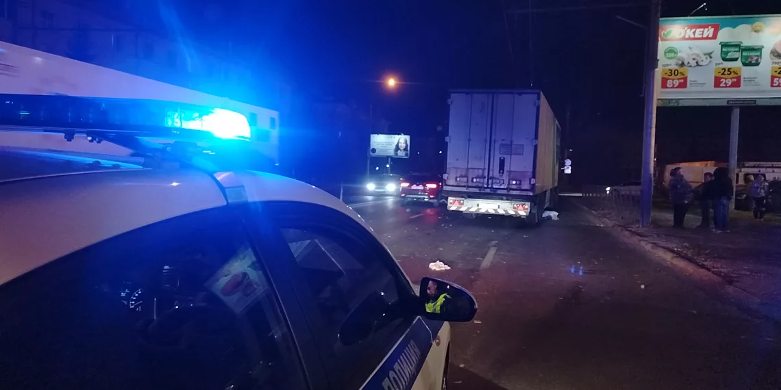 Грузовик до неузнаваемости искалечил новосибирца на «зебре»