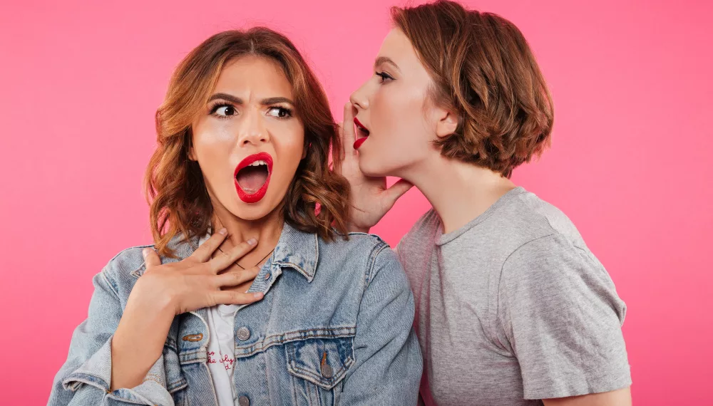 Сплетни и громкие разговоры по телефону — что еще раздражает Россиян на работе?