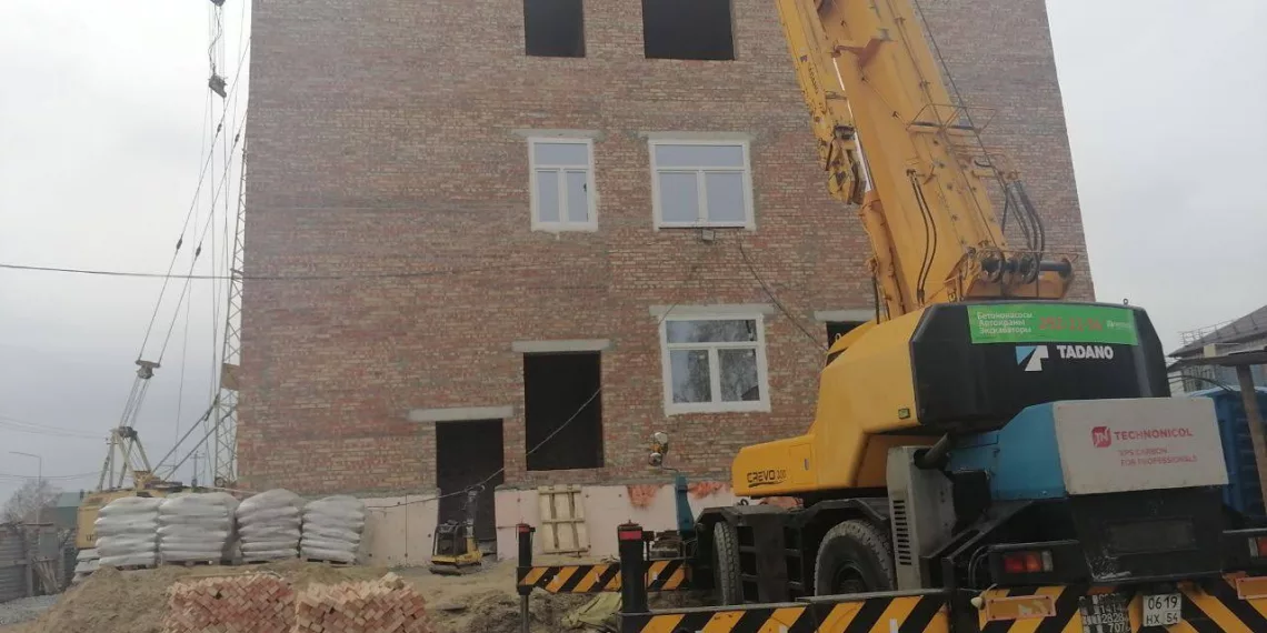 В поселке Колывань срывают сроки строительства корпусов больницы