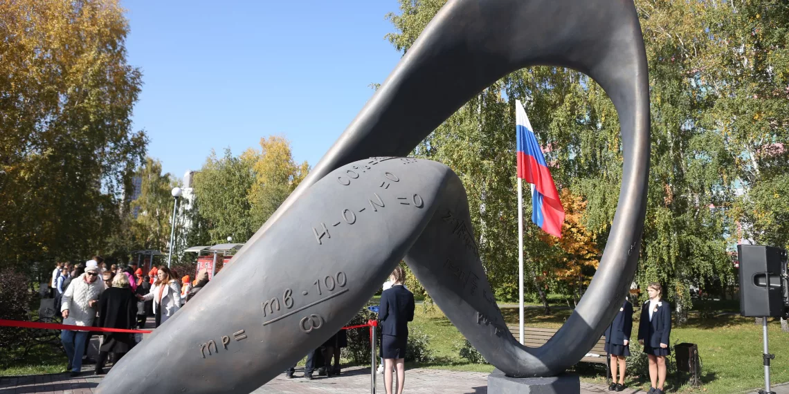 Ко Дню учителя в Новосибирске установили скульптуру «Лента Мёбиуса»