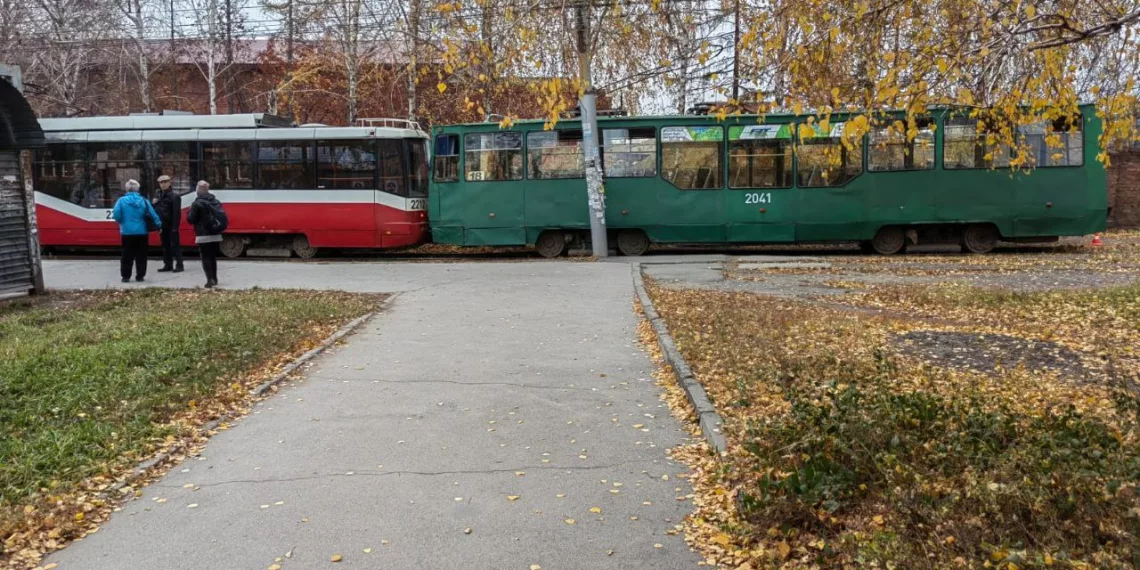 Лобовое трамваев оформили водители в Новосибирске