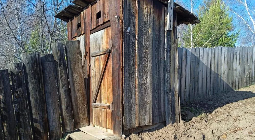 Расправилась с новорожденной дочерью — сибирячка спустила младенца в выгребную яму