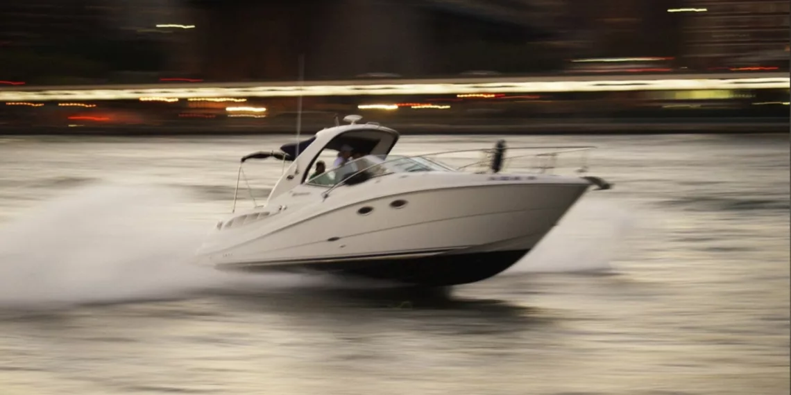 Новосибирец на своем судне незаконно оказывал экскурсионные услуги на Оби