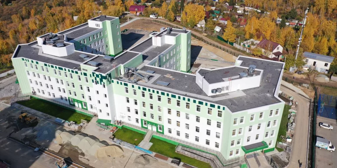 Готовность трех концессионных поликлиник в Новосибирске составила почти 100%