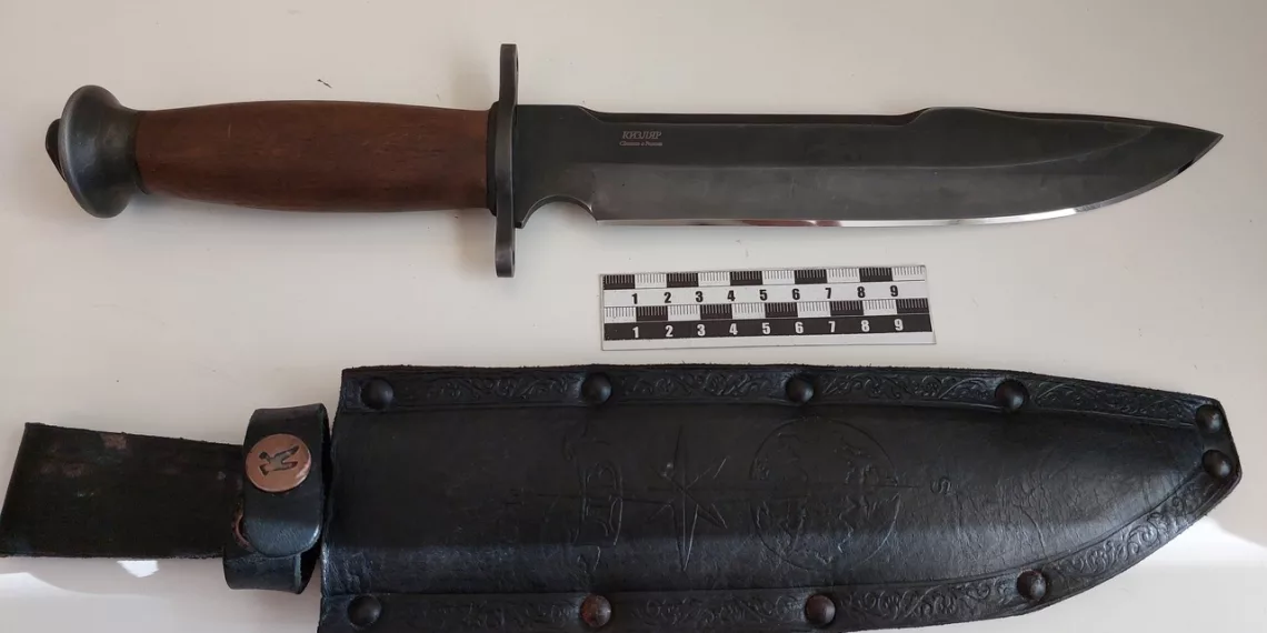 Шокеры и ножи: что ещё обнаружили таможенники у сибиряков в багаже