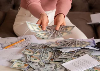 Стало известно, сколько сибиряков получают ЗП более 100 тысяч рублей