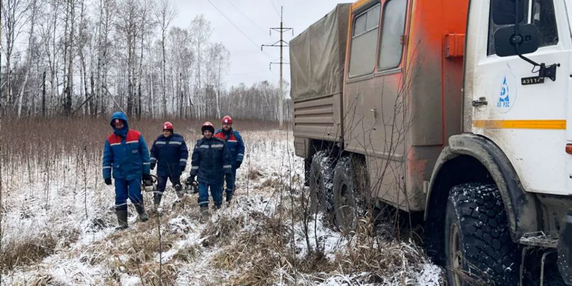 Бригады АО «РЭС» восстановили электроснабжение после разгула стихии в Новосибирской области и отправились на помощь коллегам в Кузбассе