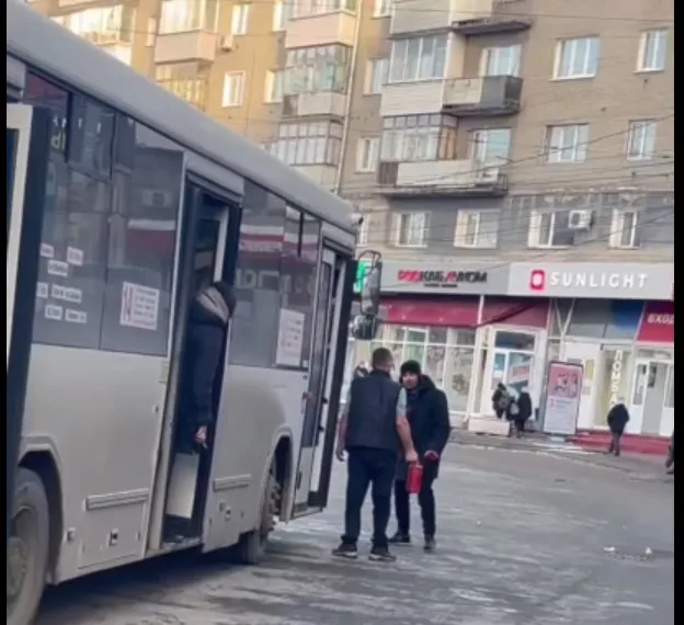 На площади Калинина водитель автобуса и пассажир устроили драку
