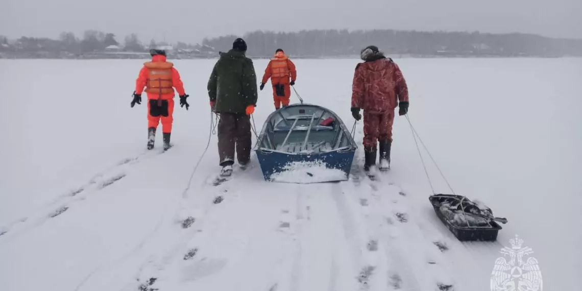 Застрявших на льдине рыбаков спасли в Новосибирской области