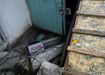 В Калининском районе у жильцов на Танковой обрушилась лестница в подъезде