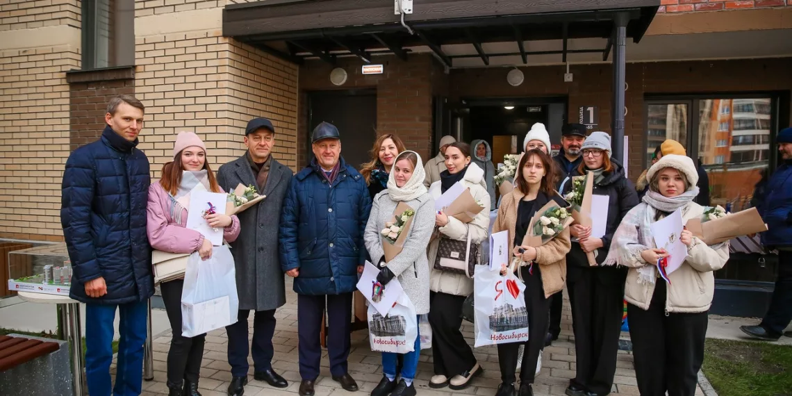 В Новосибирске детям-сиротам вручили ключи от новых квартир