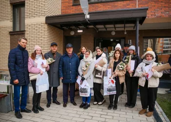 В Новосибирске детям-сиротам вручили ключи от новых квартир