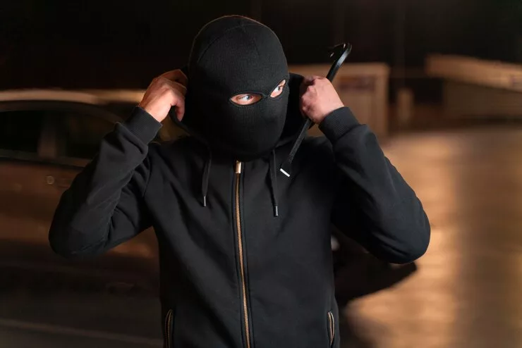 Новосибирец снял дверь с петель и обчистил квартиру