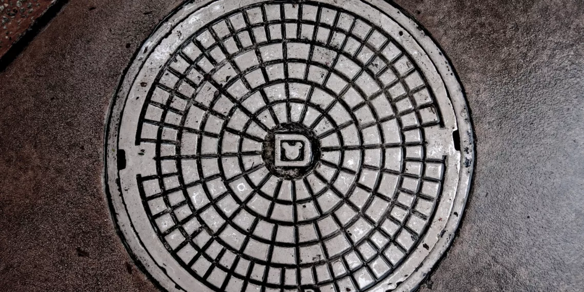 Школьница провалилась в замаскированную снегом канализацию в Новосибирске