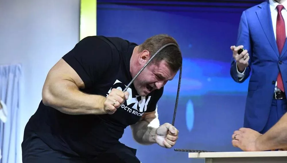 Сибиряк установил мировой рекорд по сгибанию металлических прутов о свою голову
