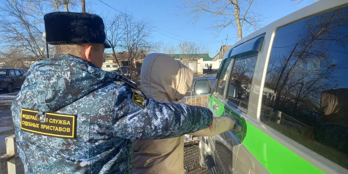 Сибирячка задолжала сыну и теперь отправится заготавливать дрова под Новосибирском