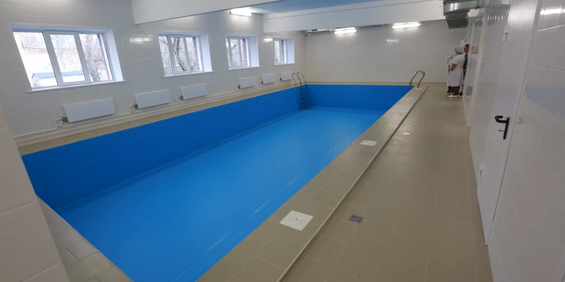 В новосибирской школе в Октябрьском районе после капремонта вновь заработает бассейн