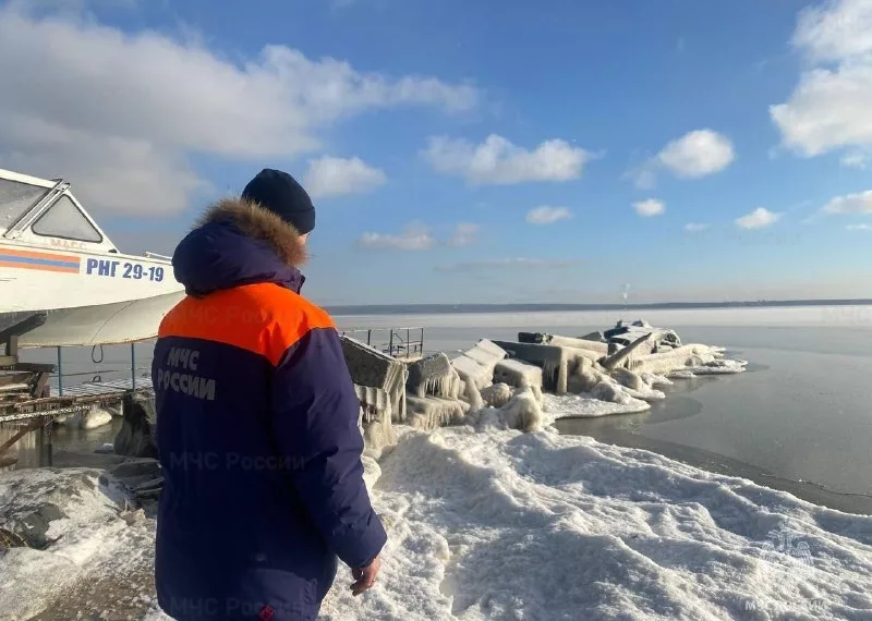 На лед рано: МЧС предупредило сибиряков об опасности ранней рыбалки