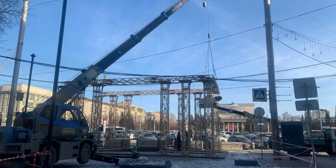 Праздничную арку начали устанавливать на Ленина в Новосибирске