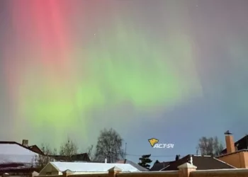 В Новосибирске жители засняли северное сияние