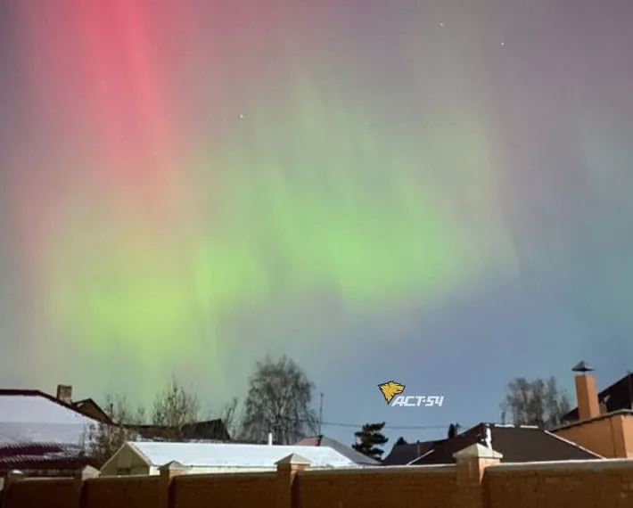В Новосибирске жители засняли северное сияние