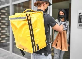 В Новосибирске перед сезоном распродаж спрос на курьеров вырос на 33%