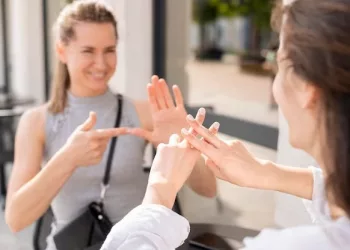 Переводить жестовый язык в звук научат программу в Новосибирске