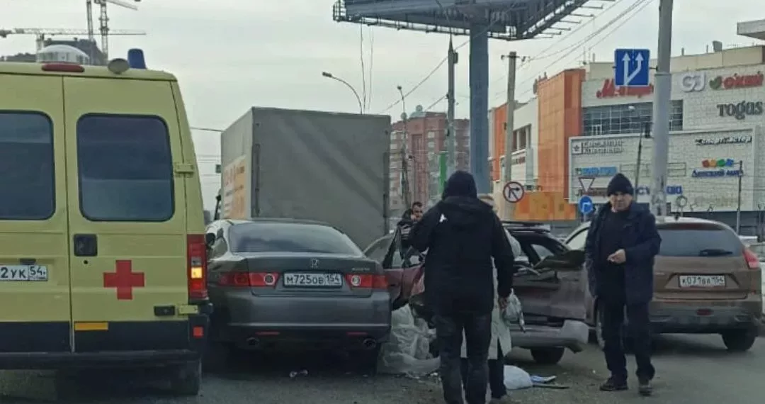 В Новосибирске массовое ДТП создало пробку на Ипподромской магистрали