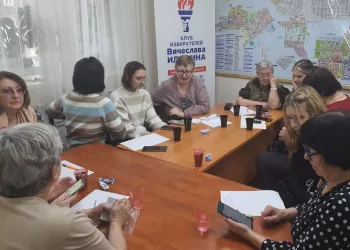 Связь поколений: старшеклассники проводят занятия по цифровой грамотности для пенсионеров в Новосибирске