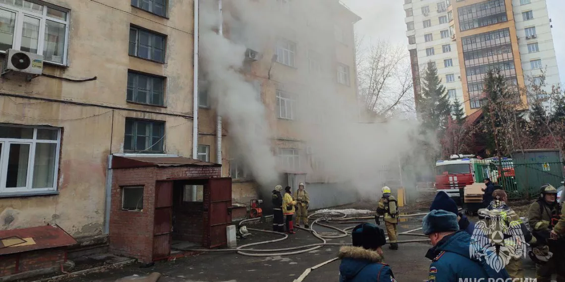 В Центральном районе Новосибирска загорелось административное здание