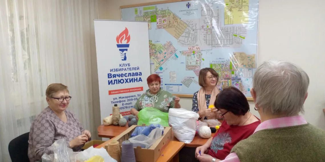 «Всё делаем с душой»: новосибирцы принимают участие в акции «Вяжем носки солдату»