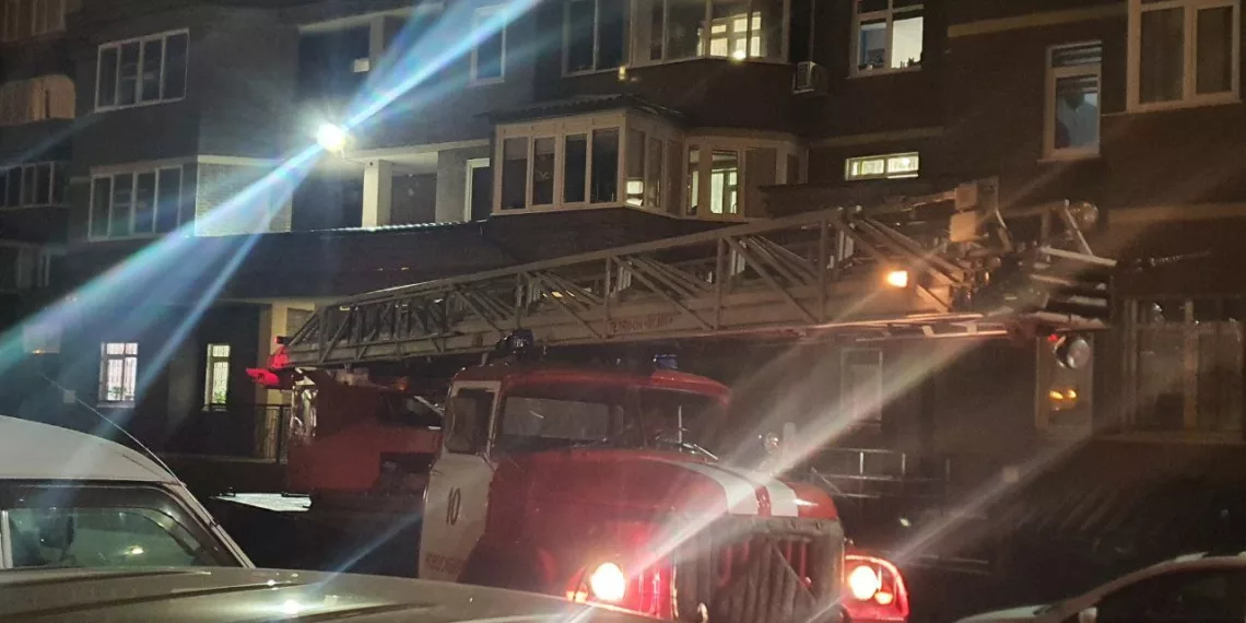 Три экипажа МЧС прибыли к дому на 6-ом микрорайоне в Новосибирске