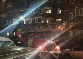 Три экипажа МЧС прибыли к дому на 6-ом микрорайоне в Новосибирске