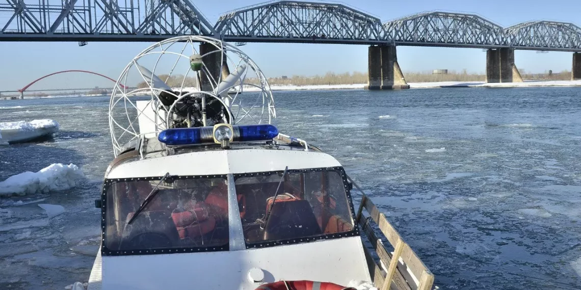 Два сибиряка застряли в акватории Оби в Новосибирске