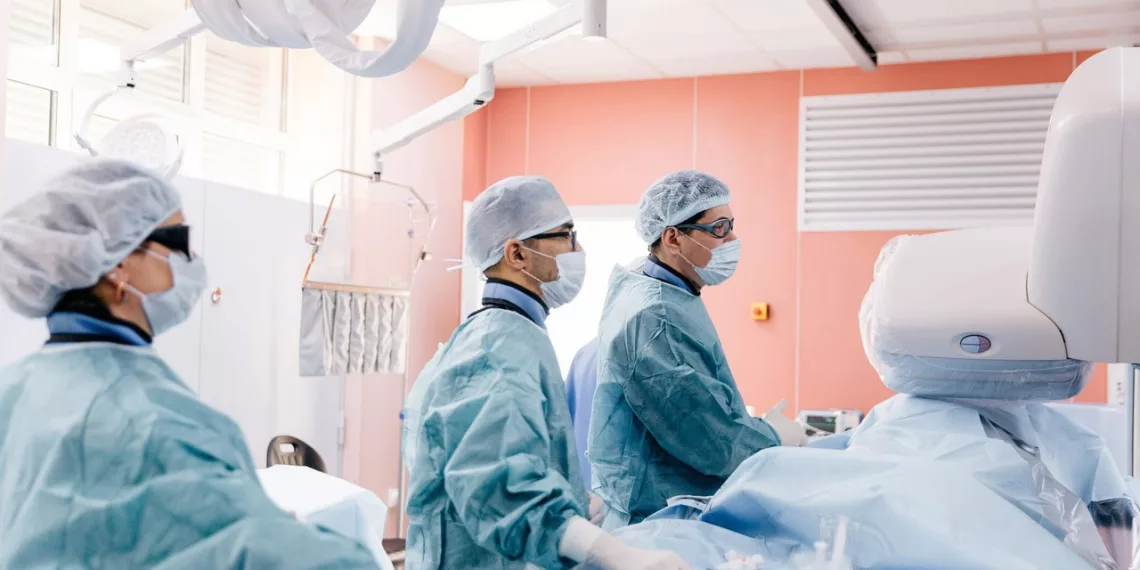 Новосибирские врачи спасли подростка, пострадавшего от удара коня