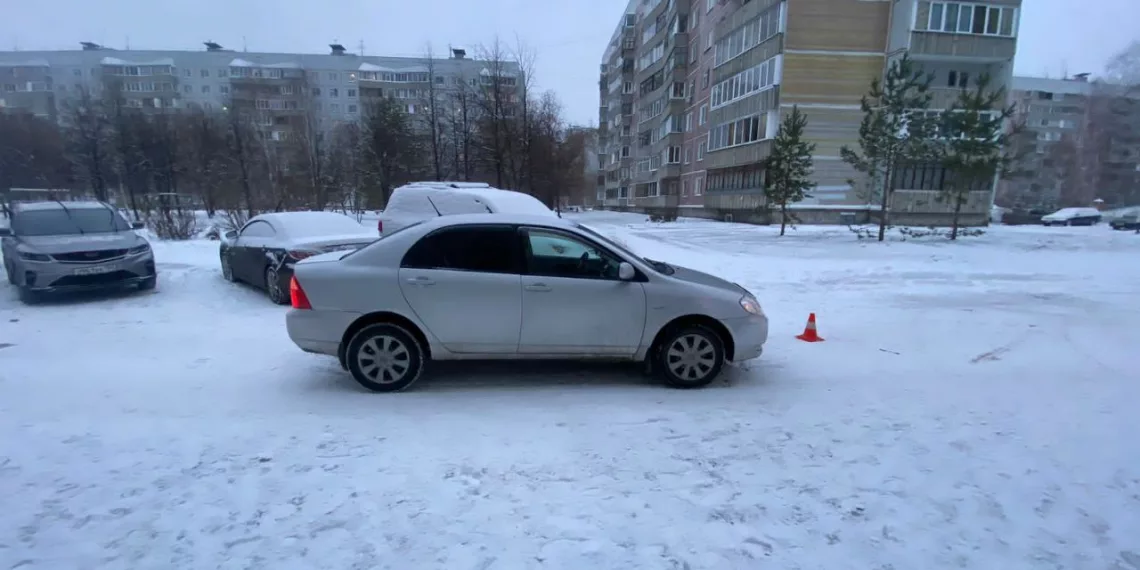 Дошкольника сбила Toyota в Новосибирске — мальчик выскочил из-за машин