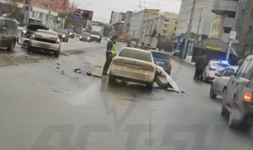 На проспекте Димитрова три иномарки раскурочило в ДТП