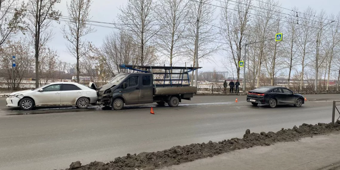 ГАЗель инициировала тройное ДТП с наездом на пешехода в Новосибирске