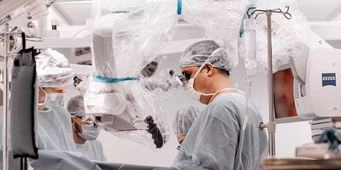 Новосибирские врачи спасли сельского учителя с ломкими сосудами