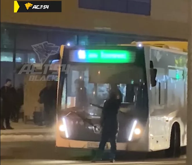 Новосибирец разбил стекло автобуса на площади Маркса