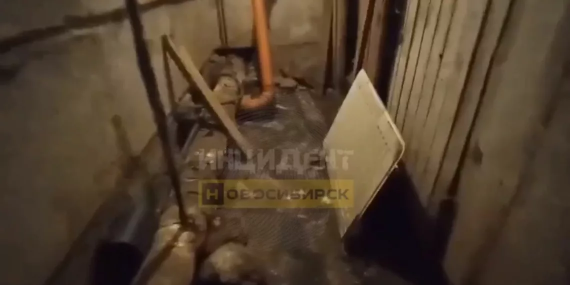 Жилой дом в Новосибирске тонет в стоках из канализации